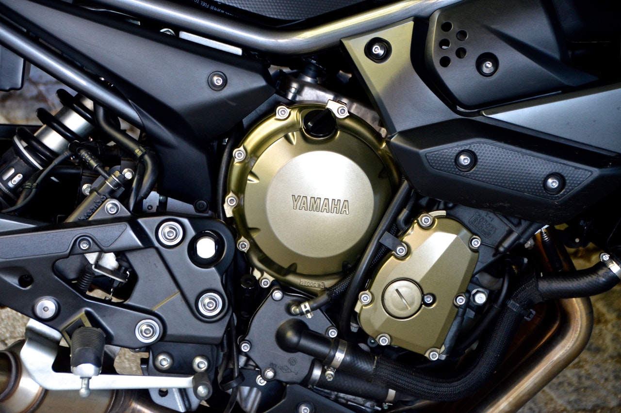 En motor av märket Yamaha